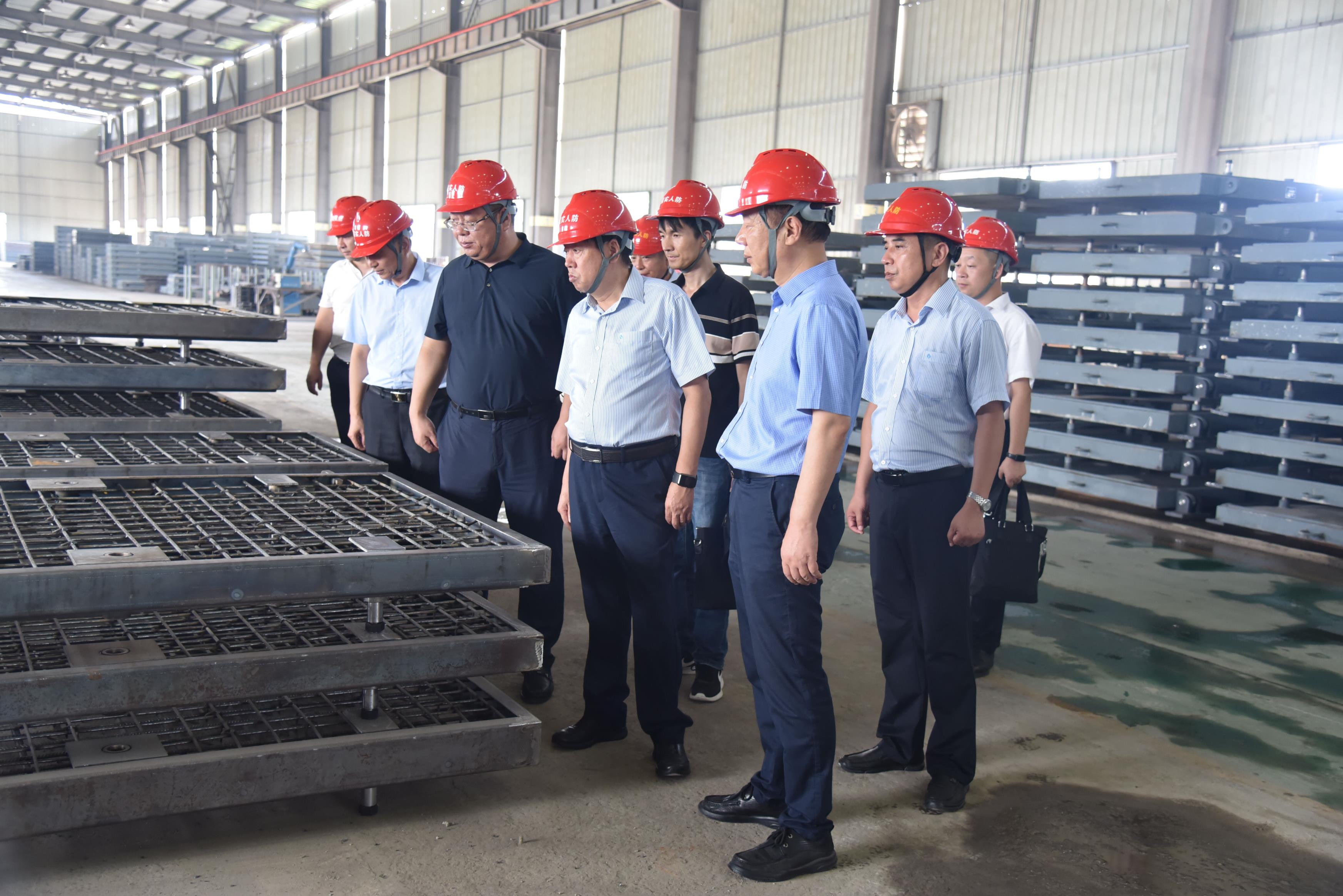 8月10日，bw必威西汉姆联官网党委书记、董事长谢辉，党委委员、副总经理冯西会一行到实业发展公司开展重大事故隐患排查整治再督导、再检查。（李璐晨）.jpg