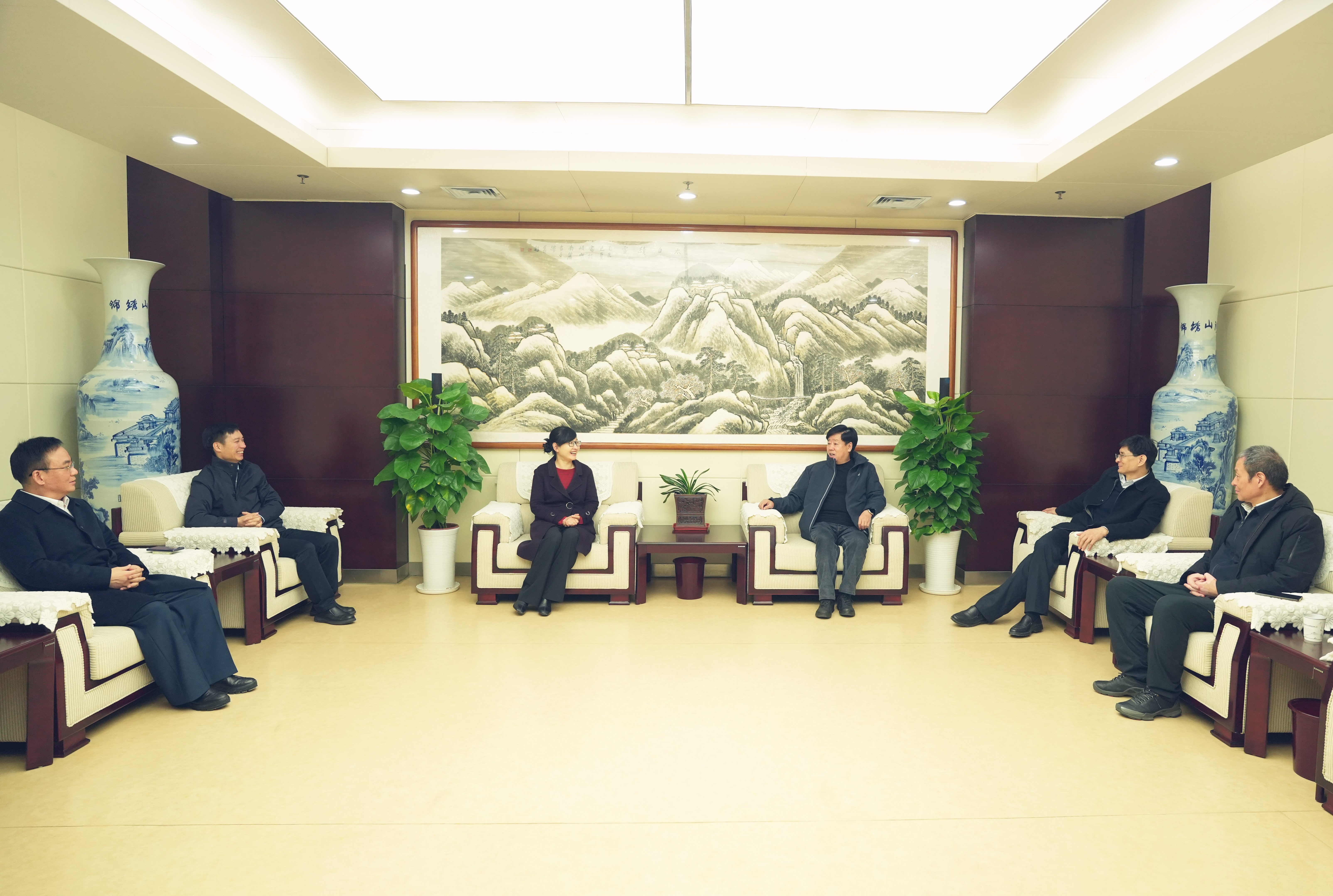 2月18日 陕投党委副书记 刘丽一行到bw必威西汉姆联官网走访慰问 党飞航摄2.JPG